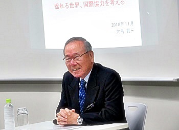 講話中の大島氏